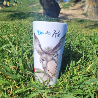 Mug latte Île de Ré tête d'âne roses trémières mise en scène