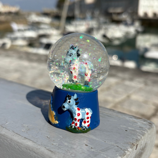 Île de Ré snow globe - Donkey in red panties