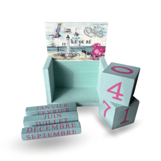 Perpetual wooden calendar from Île de Ré