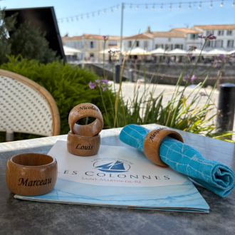 Customisable laser-engraved wooden napkin ring – personalised with a first name or nickname
